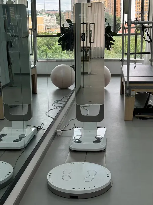 Studio Pilates — bản Xám than chì đặt cạnh khu Reformer