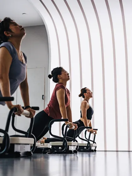 Lớp nhóm nhiều học viên tập reformer tại Trung Quốc