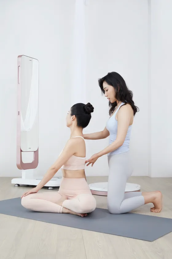 HLV chỉnh tư thế vai cho học viên sau khi đo