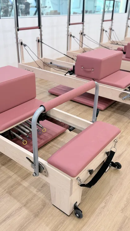 Footbar, lò xo và bánh xe di chuyển — máy Pilates Cimac khung gỗ Maple