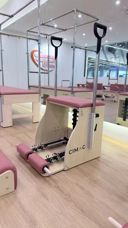 Wunda Chair gỗ Maple có tay vịn — máy Pilates Cimac khung gỗ Maple