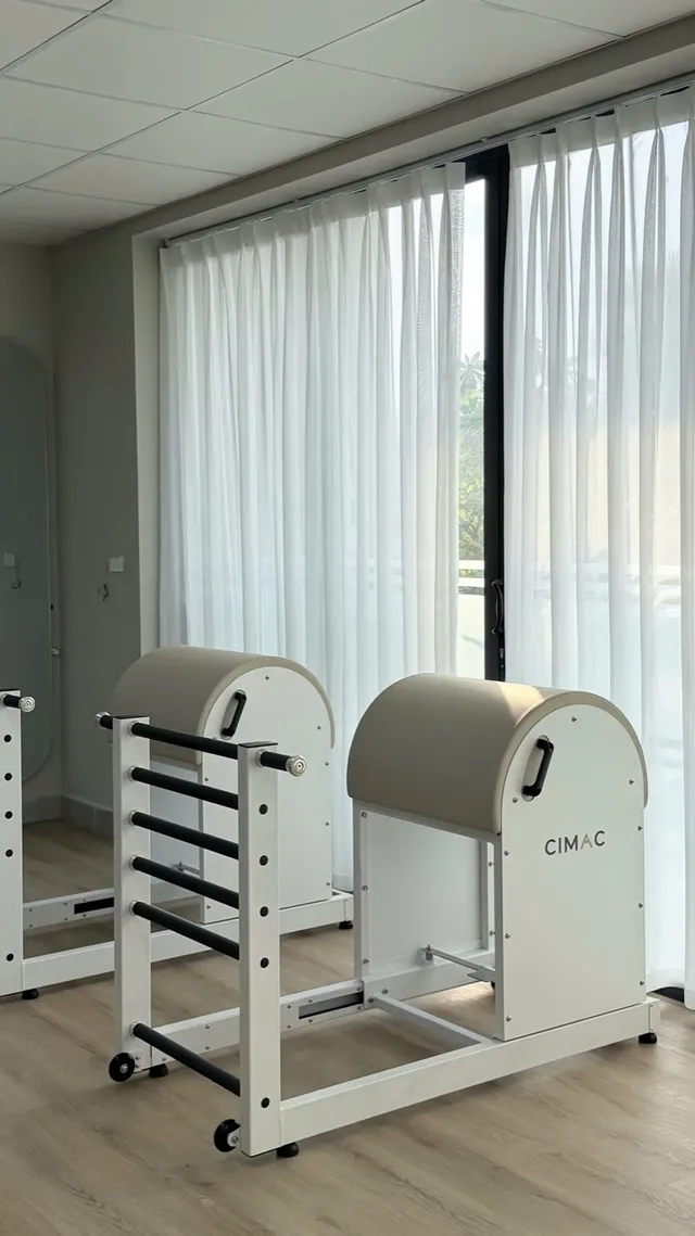 Ladder Barrel và Wunda Chair khung kim loại trắng, đệm màu be