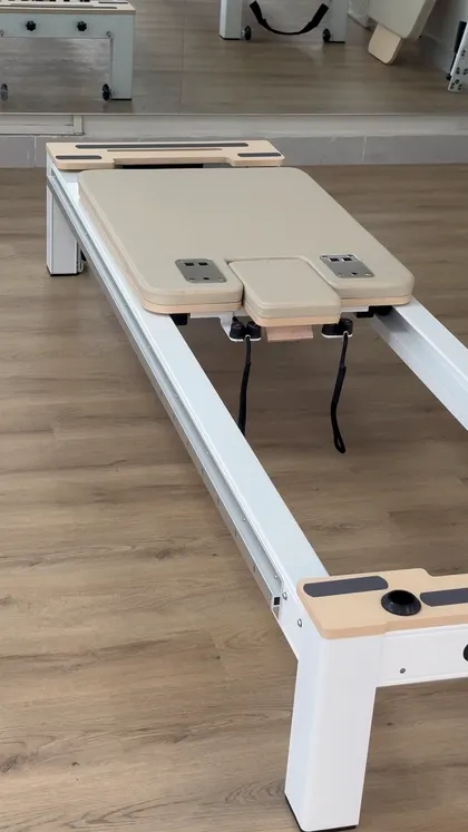 Khung và ray nhôm sơn trắng, chạy suốt chiều dài máy — máy Pilates Cimac khung nhôm