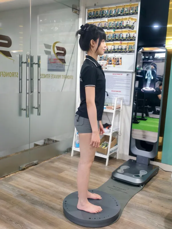 Quét tư thế 360°: khách đứng yên, mâm tự xoay