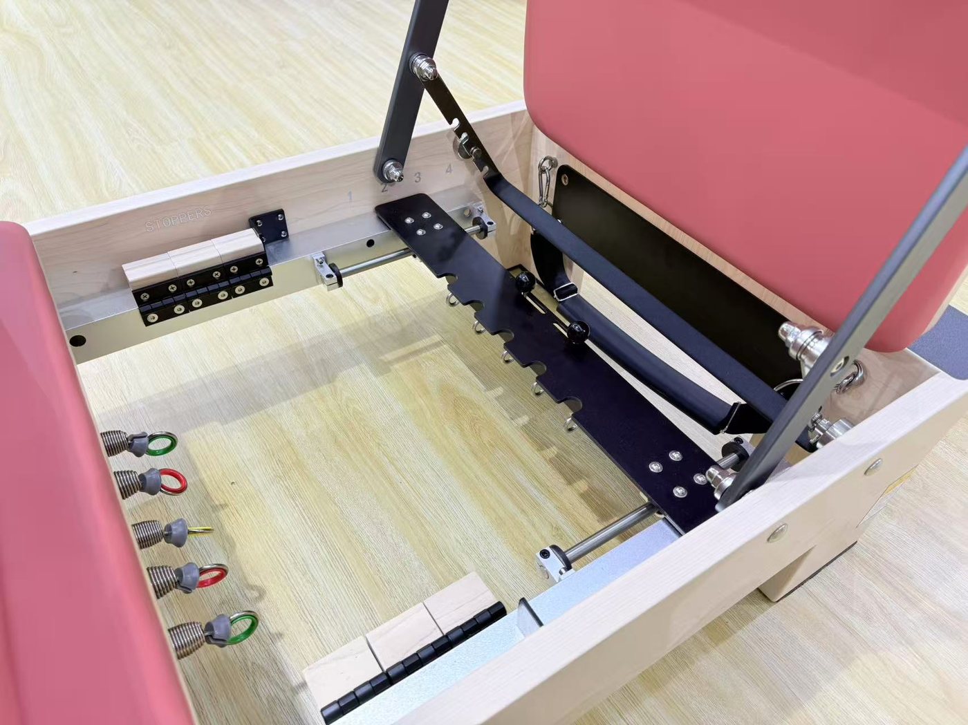 Cận cảnh hệ lò xo màu và ray trượt bên dưới carriage — nên yêu cầu nhà cung cấp cho xem ảnh chi tiết phần này trước khi chốt.
