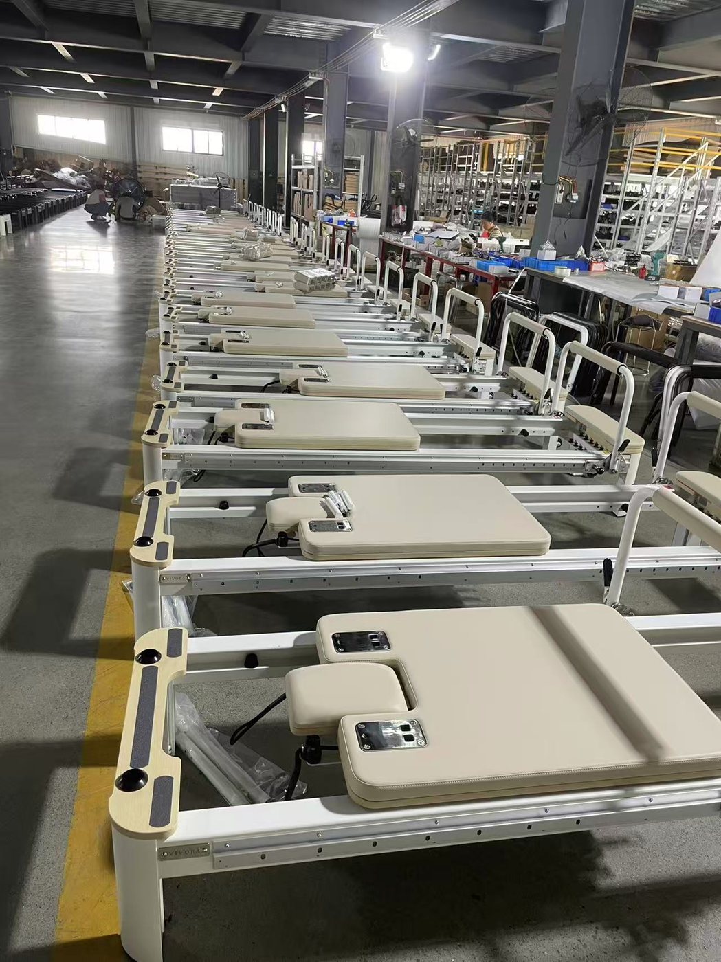 Cùng một model trên dây chuyền, khác nhau ở loại gỗ và màu hoàn thiện.