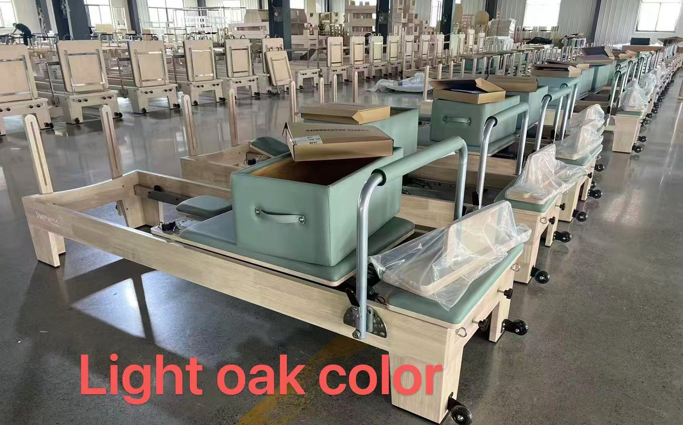 Dây chuyền hoàn thiện khung gỗ tại nhà máy — cùng một model được sản xuất với nhiều loại gỗ và mức hoàn thiện khác nhau.