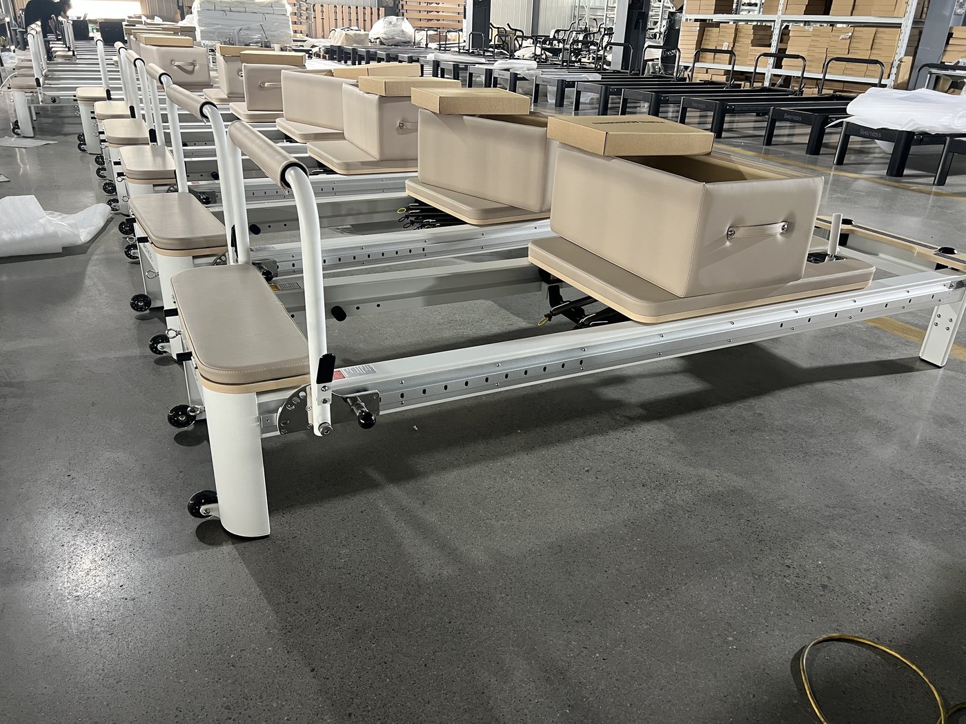Hàng chờ đóng container — kiểm đếm và kiểm tra hoàn thiện trước khi lên tàu.
