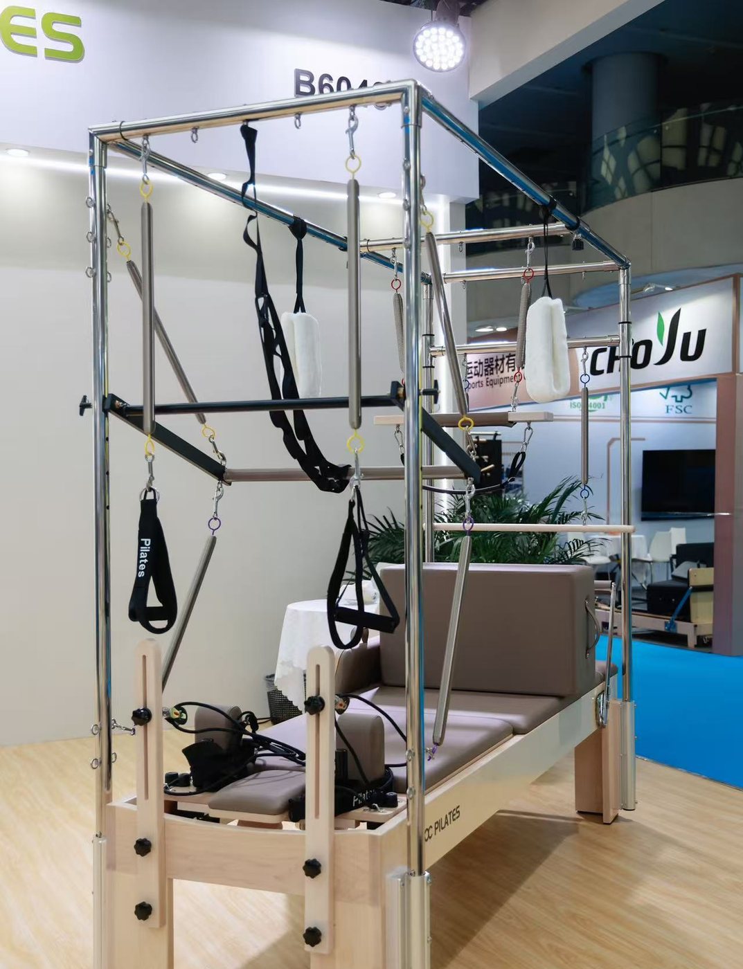 Cadillac (Trapeze Table) — khung tháp cho phép treo lò xo, dây và thanh đẩy ở nhiều độ cao.