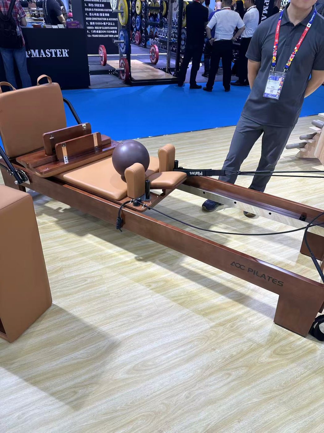 Bản khung gỗ hoàn thiện màu walnut — cùng cấu trúc, khác chất liệu và mức giá.