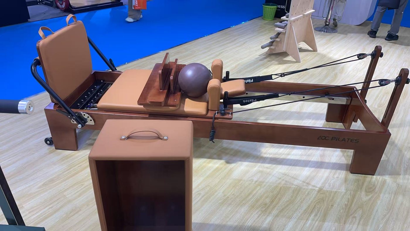 Bản gỗ hoàn thiện tối màu — thường được chọn cho studio định vị cổ điển.