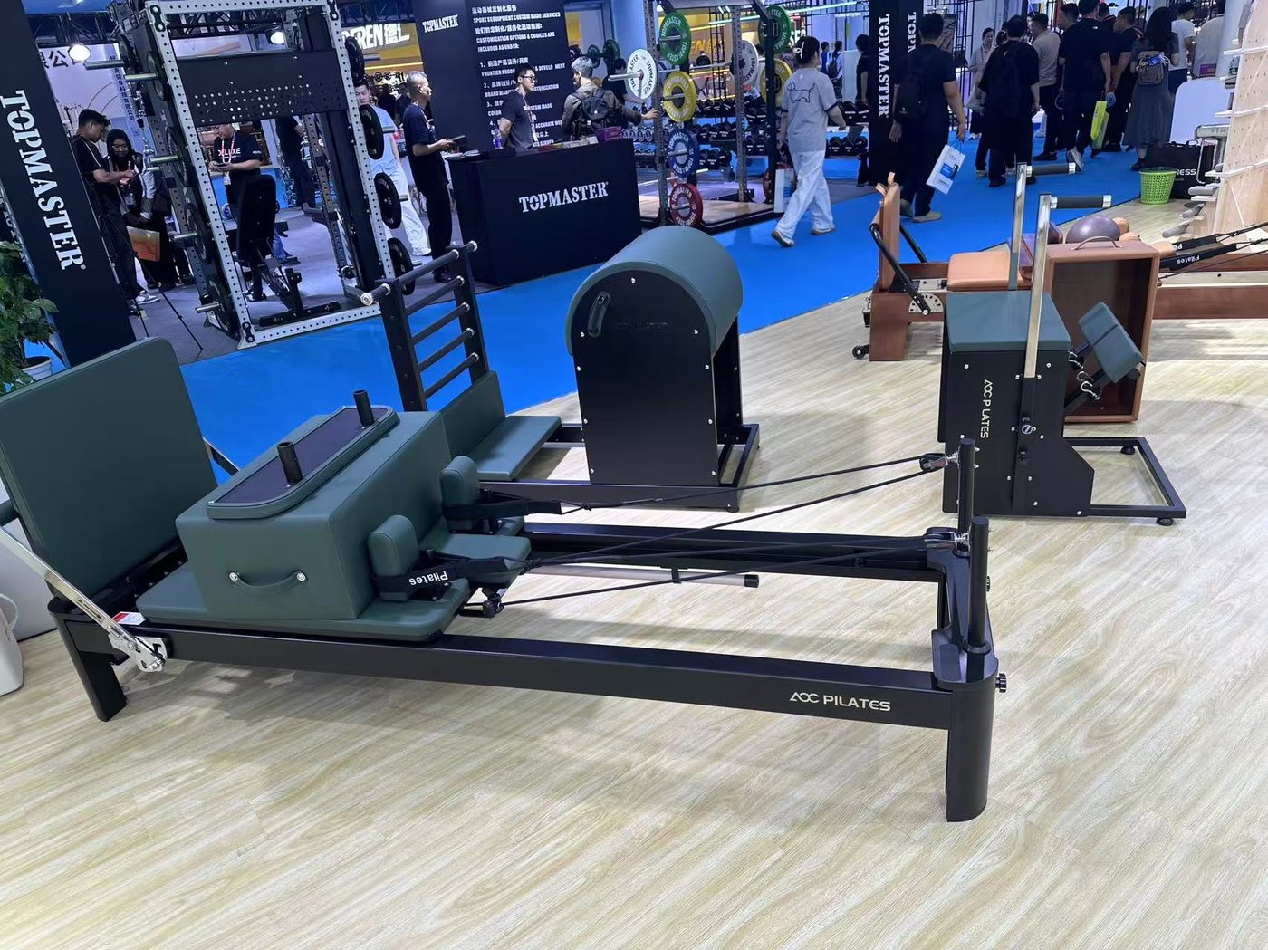 Reformer khung nhôm hoàn thiện tối màu — ngôn ngữ thị giác hiện đại, gần với thẩm mỹ phòng gym cao cấp.