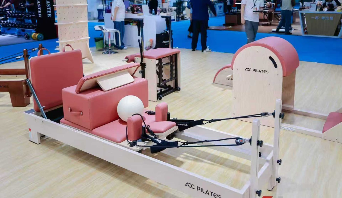 Reformer with Tower — khung tháp cho phép chạy thêm nhóm bài kéo lò xo phía trên.