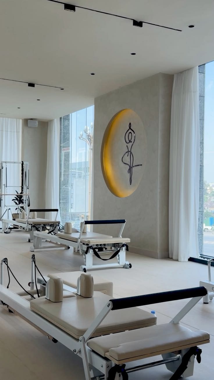 Khu trưng bày Reformer trước khi đóng gói xuất xưởng — cùng một model, ba mức hoàn thiện khác nhau về khung và đệm.